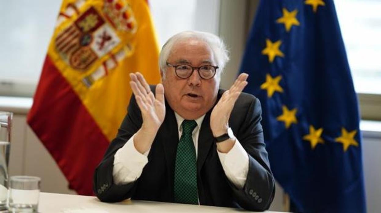 El ministro de Universidades, Manuel Castells, durante una entrevista con ABC