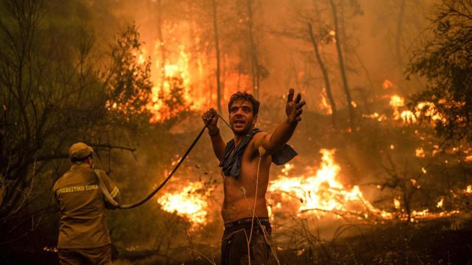 Los incendios no dan tregua en la isla de Evia tras siete días en los que el fuego solo termina en el mar