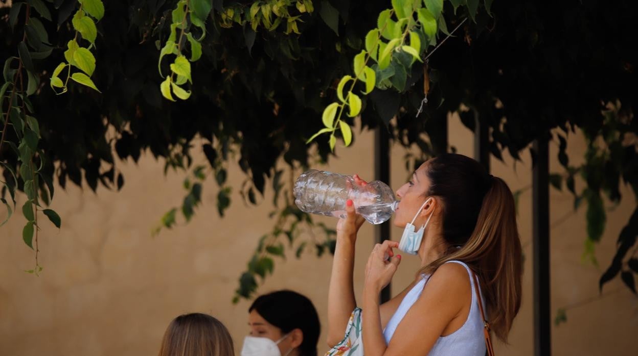 Una persona bebe agua durante una ola de calor