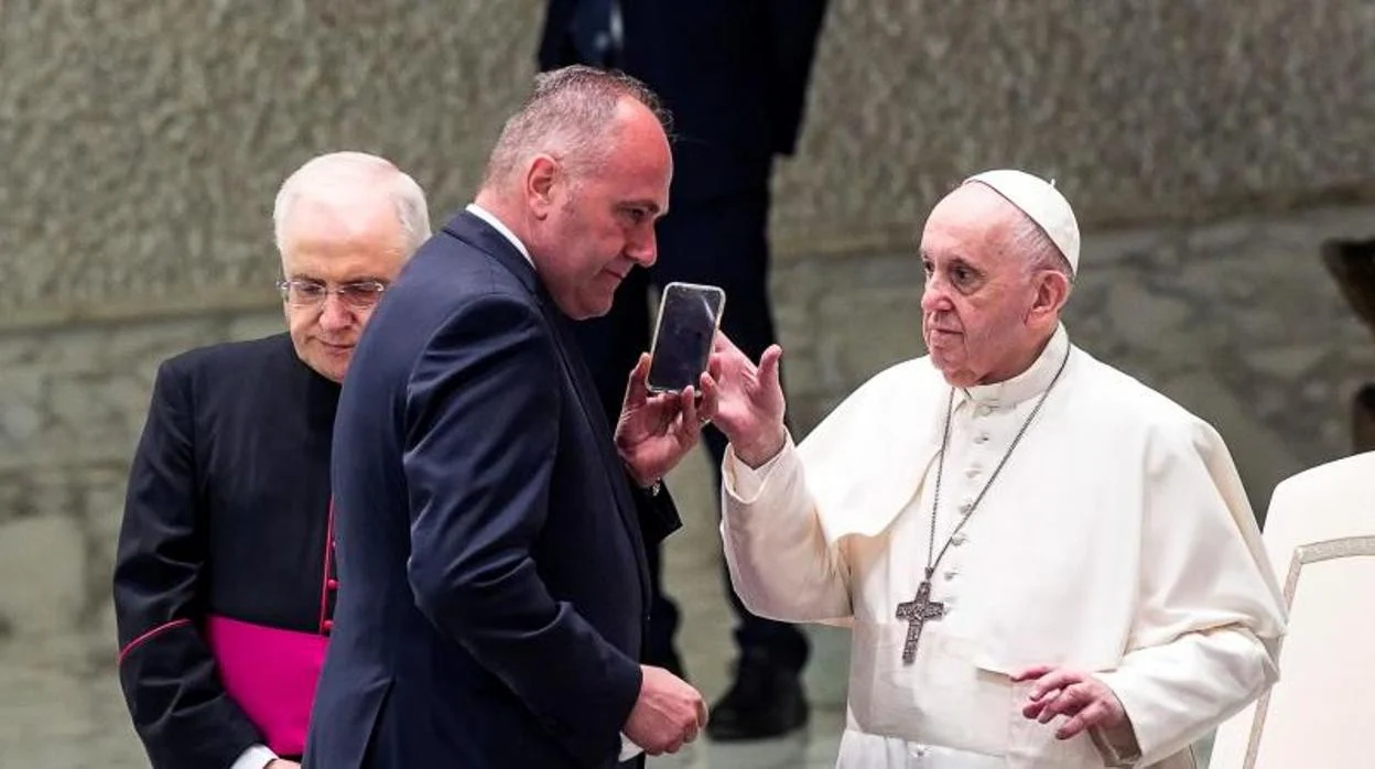 El Papa Francisco coge el teléfono en su audiencia semanal con los peregrinos