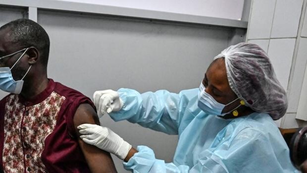Costa de Marfil inicia la vacunación contra el ébola tras detectar el primer brote en 27 años