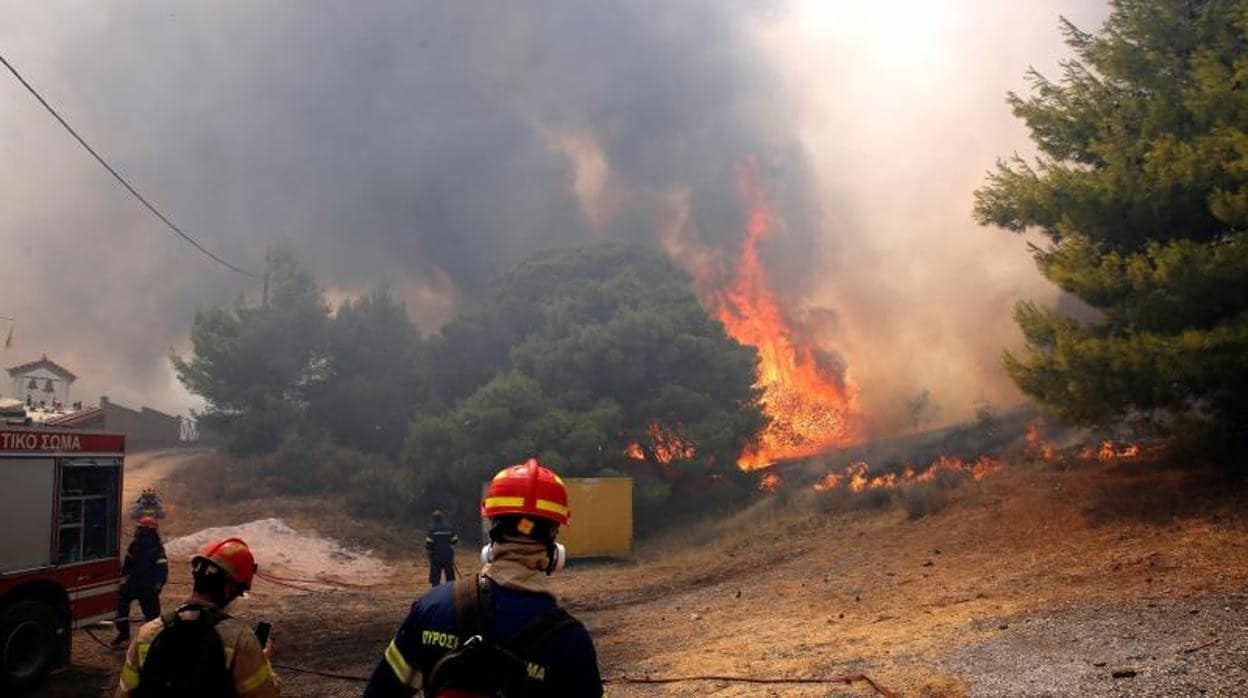 Los bomberos luchan contra las llamas cerca de viviendas en Keratea