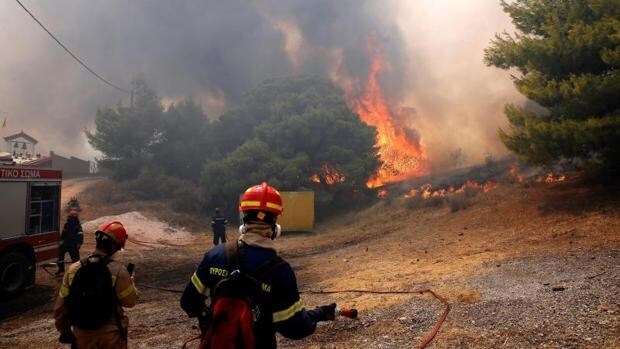 Las llamas no dan tregua en Grecia con 96 incendios activos en todo el país