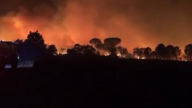 Un gran incendio obliga a evacuar a miles de personas en Francia y llega al pueblo en el que Macron pasa sus vacaciones