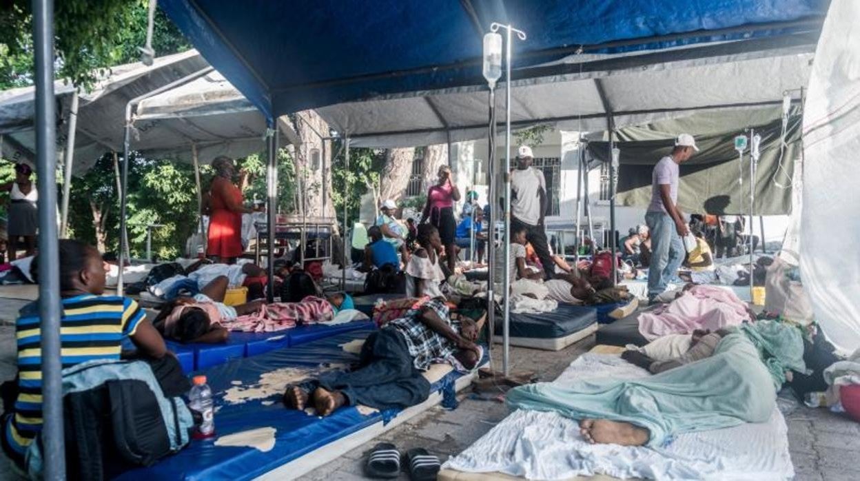 El patio del hospital Communautaire de Référence, que acoge a heridos por el terremoto en Haití