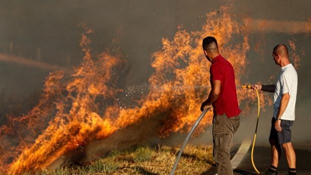 El gran incendio del Algarve amenaza con extenderse a Andalucía