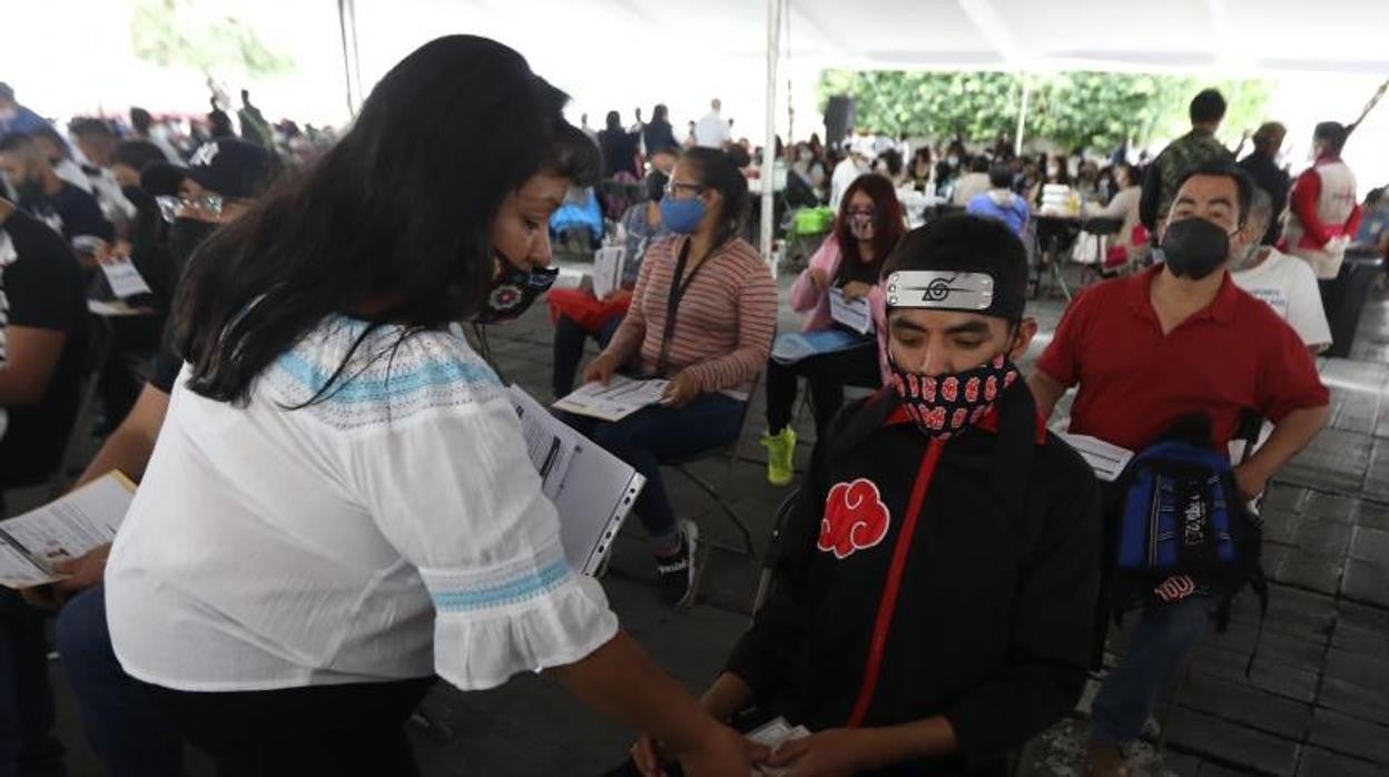 Jóvenes acuden a recibir una vacuna contra la covid-19 hoy, en Nezahualcóyotl (México)