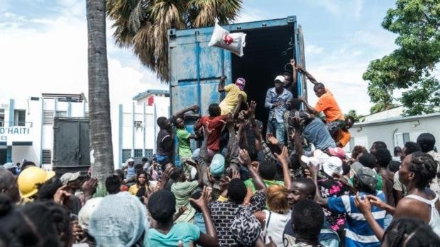 La desesperación y el hambre una semana después del terremoto lleva a los haitianos a saquear los camiones de ayuda humanitaria