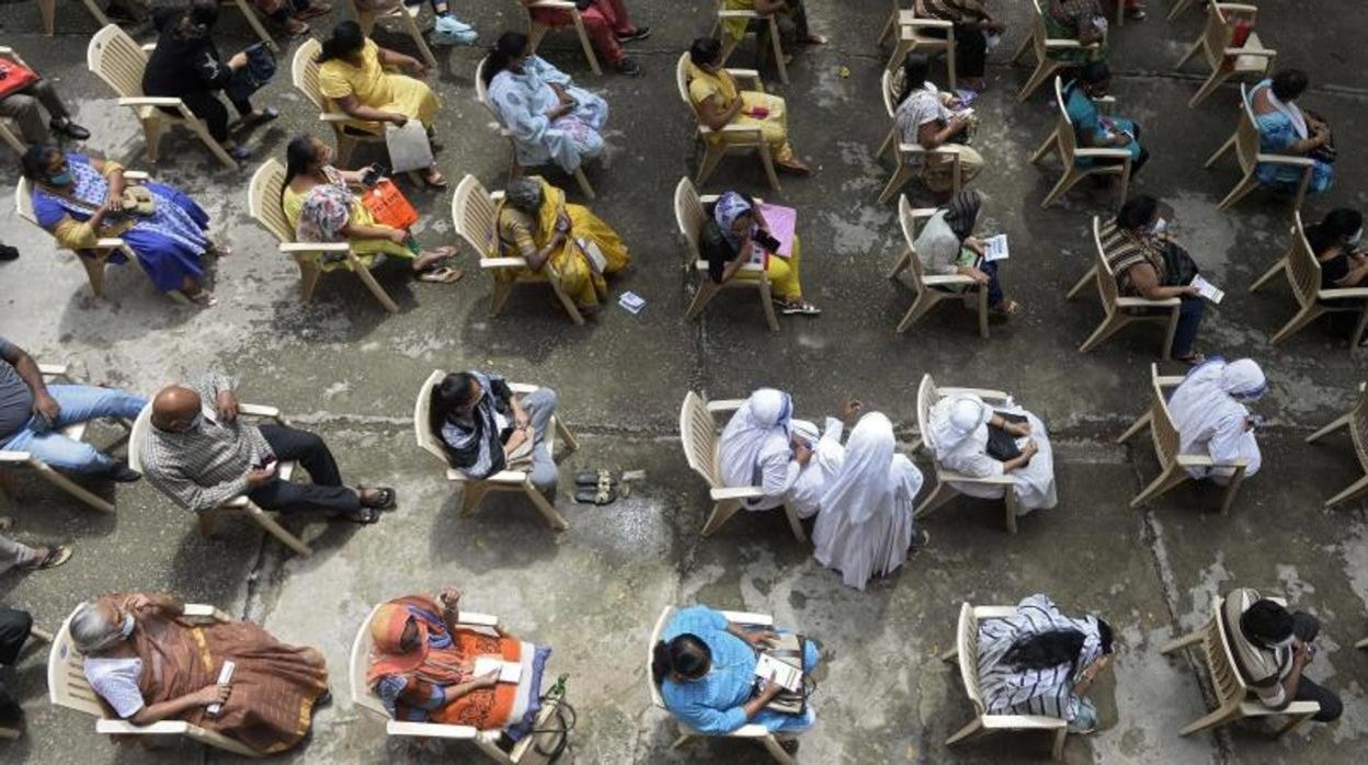 Monjas católicas y residentes cristianos esperan para recibir una dosis de las vacunas Covishield y Covaxin contra el coronavirus