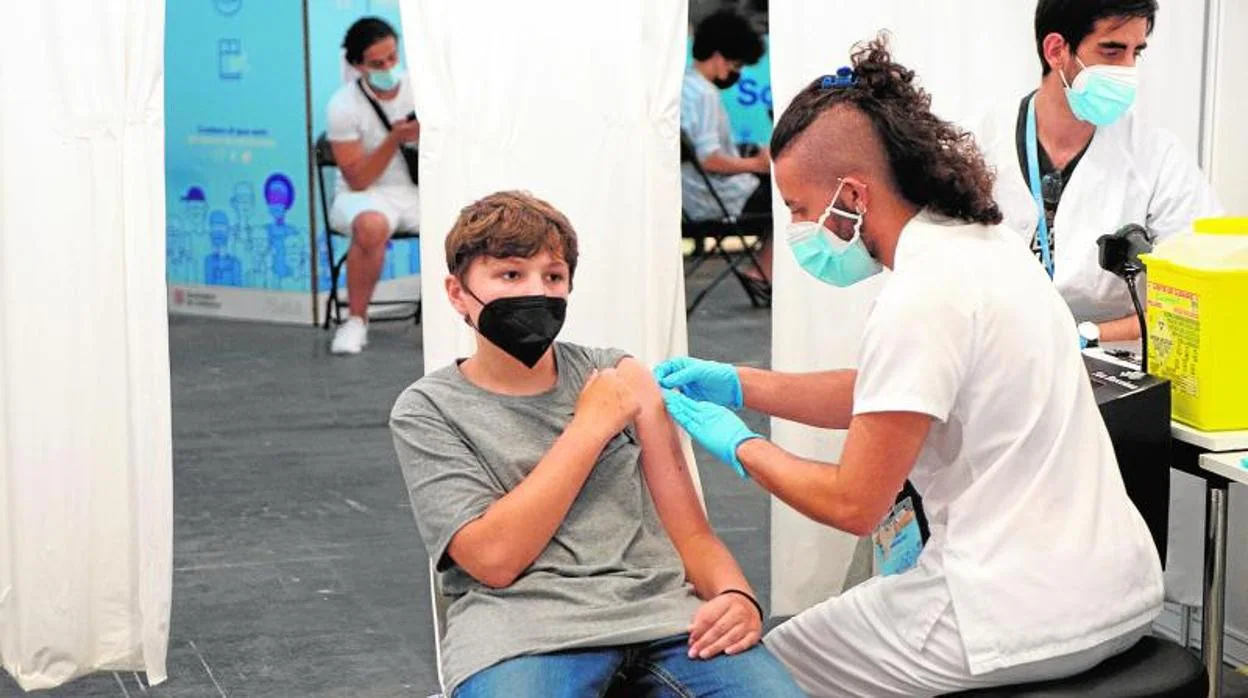 Primer día de vacunación de niños de 12 a 15 años con la vacuna Pfizer en Barcelona