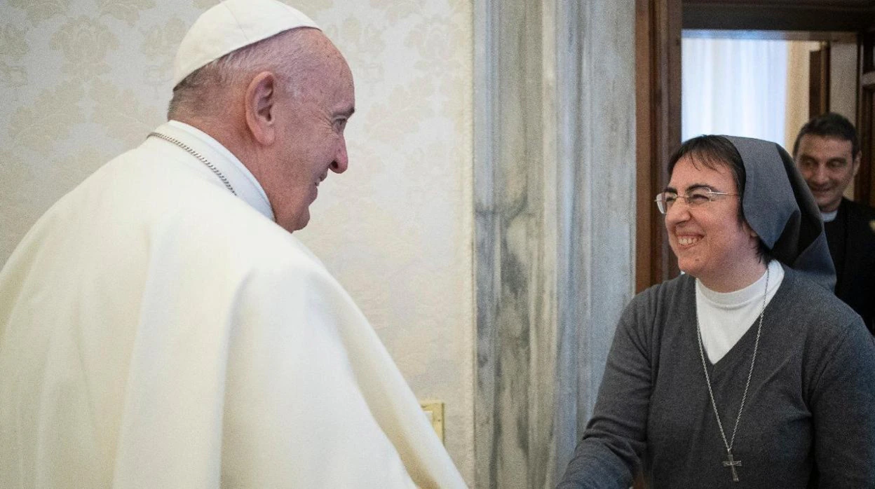 La hermana Alessandra Smerilli saluda al Papa Francisco