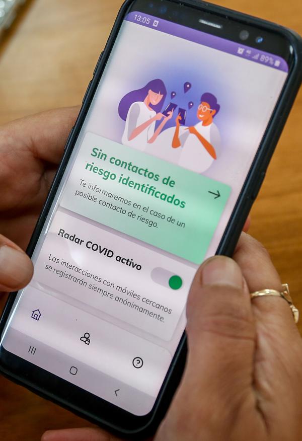 Mucho dinero y pocas descargas. Desarrollar Radar Covid (derecha), la ‘app’ española para detectar contagios, costó 330.000 euros, más gastos de promoción y 1,4 millones en mantenimiento. Los expertos lamentan su poco uso