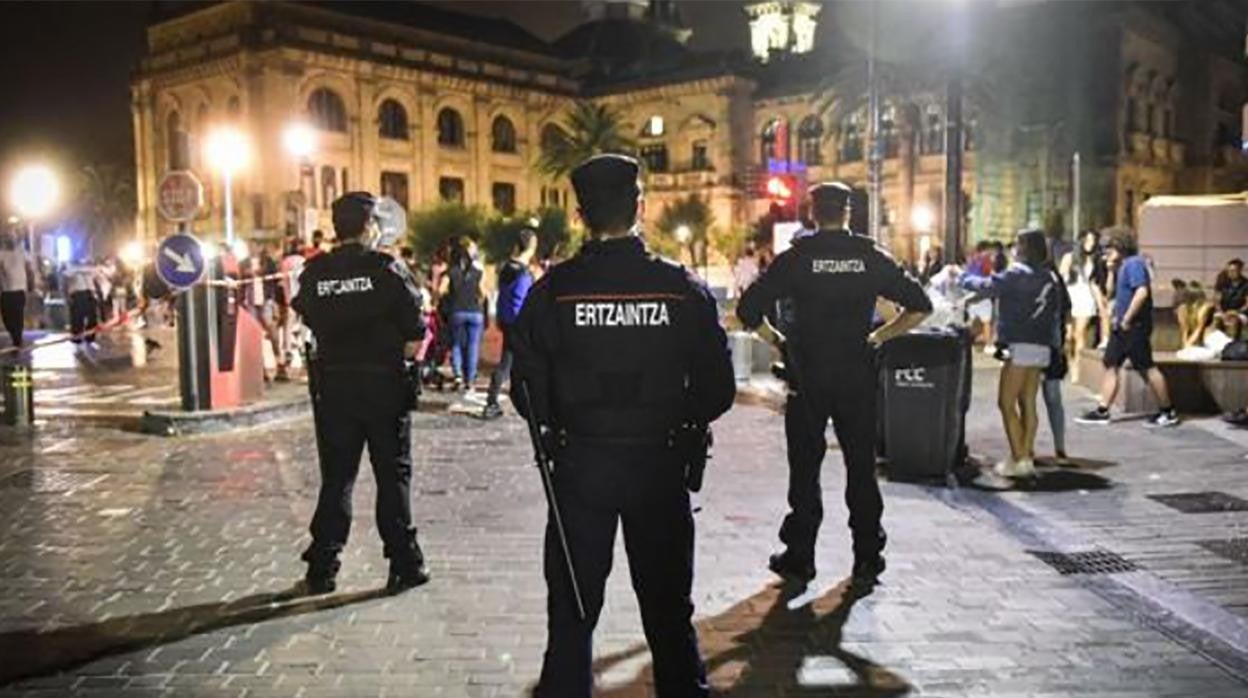 Miembros de la Ertzaintza vigilan las aglomeraciones en San Sebastián