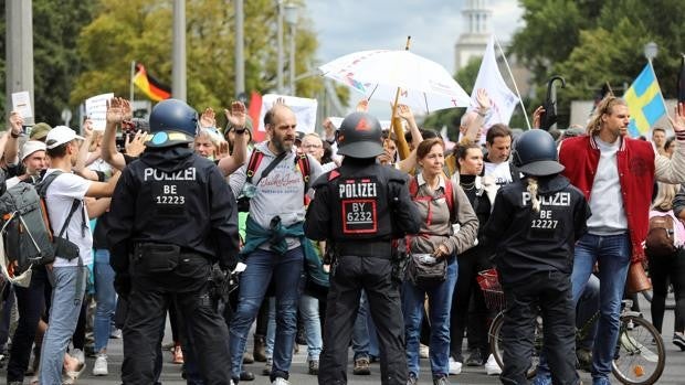 Miles de personas protestan en Berlín contra las restricciones y las vacunas