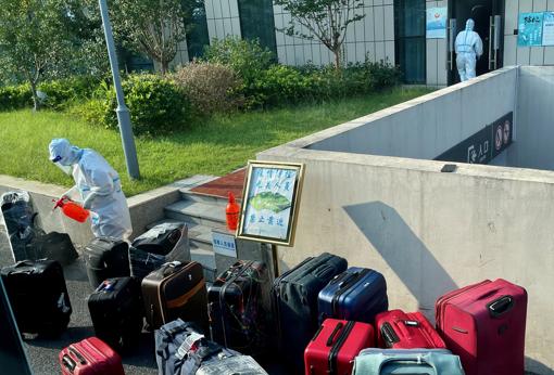 Al llegar a los hoteles de la cuarentena donde tienen que pasar dos o tres semanas los pasajeros que viajan a China, sus maletas son desinfectadas dentro de las fuertes medidas para impedir la propagación del coronavirus.