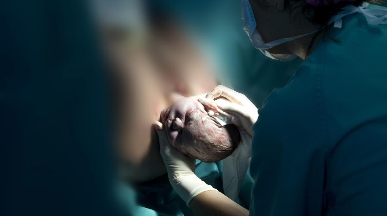 Un niño viene al mundo en el paritorio del Hospital Puerta de Hierro de Majadahonda (Madrid)