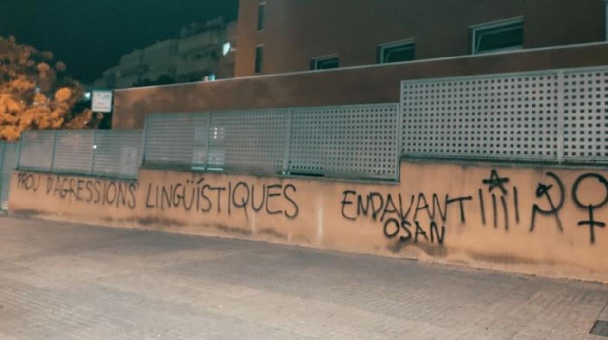 Pintada en la fachada del centro de salud de Son Pisà, en Palma