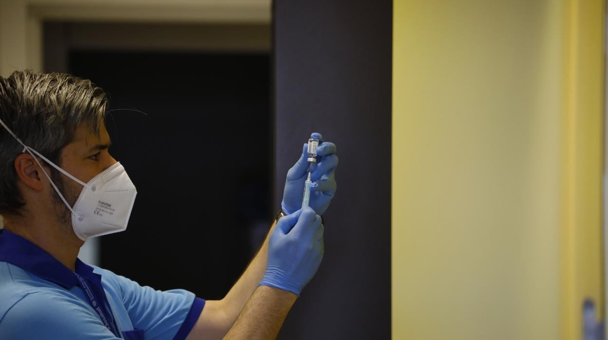 Un sanitario porta una vacuna contra el coronavirus