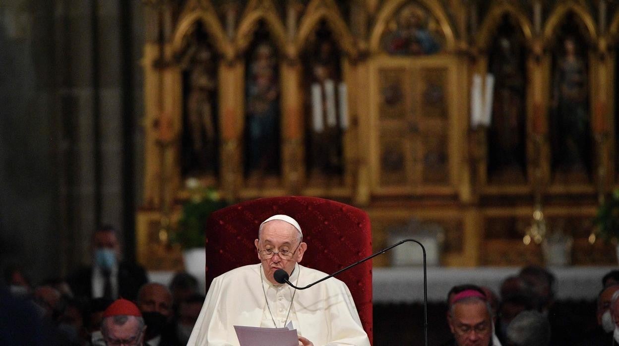 El Papa Francisco durante su intervención en la Catedral de San Martín en Bratislava