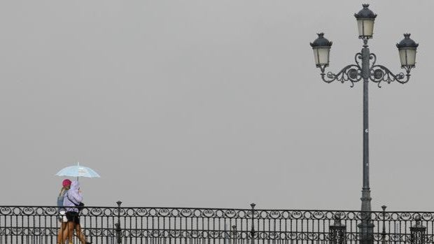 Un descenso de temperaturas y lluvias abundantes traen esta semana un anticipo del otoño