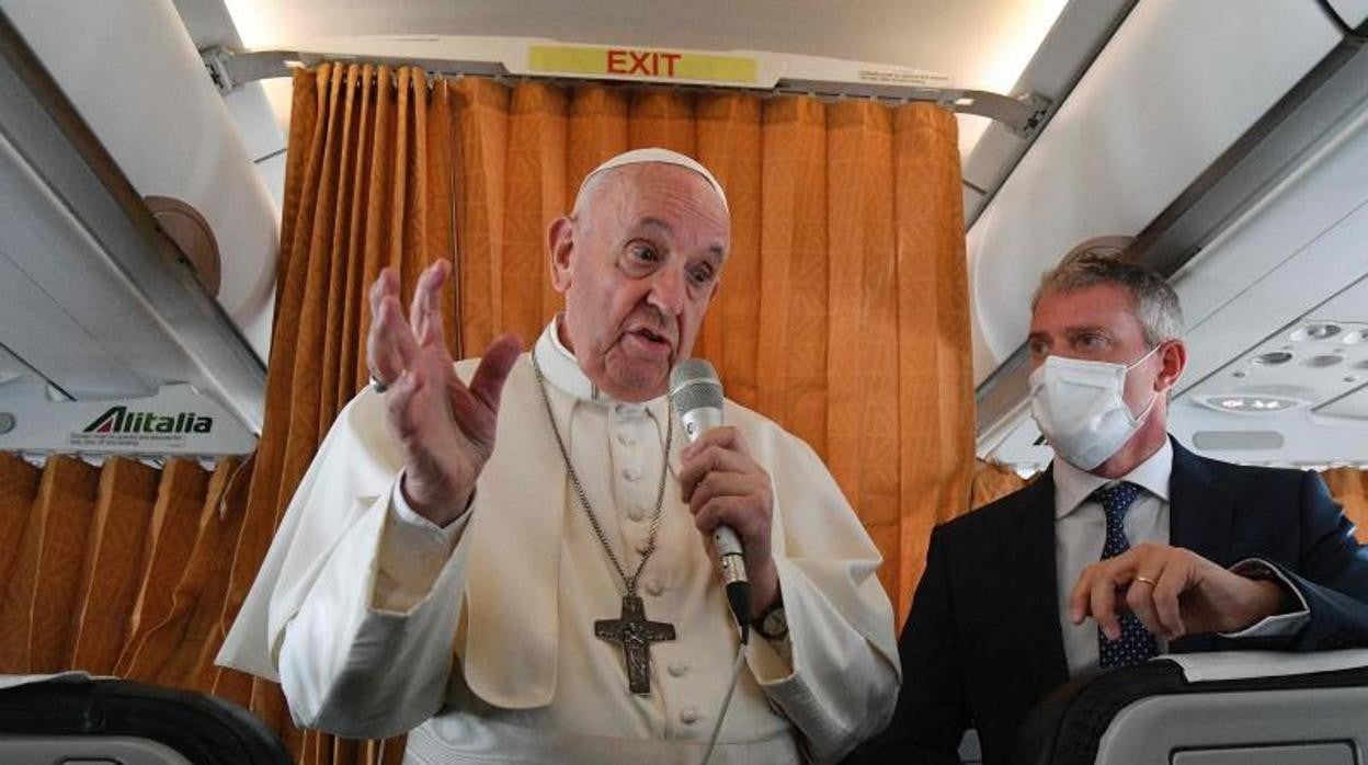 El Papa respondió a las preguntas de los periodistas en el vuelo de regreso a Roma tras su visita a Budapest y Eslovaquia