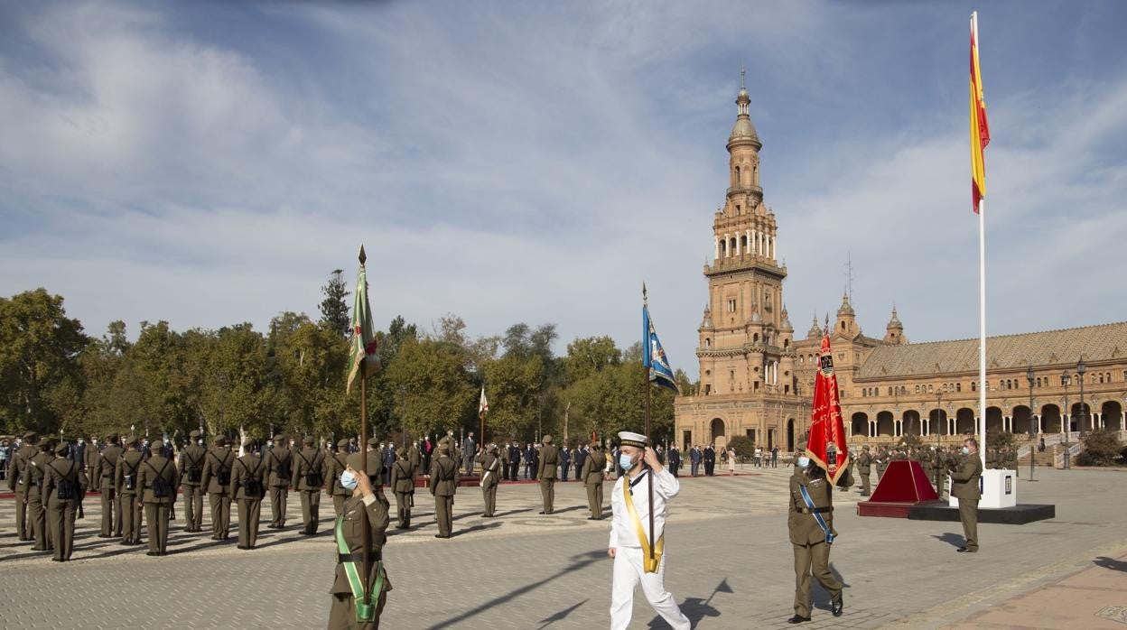 Izado de bandera en la Plaza de España de Sevilla con motivo del 12 de octubre