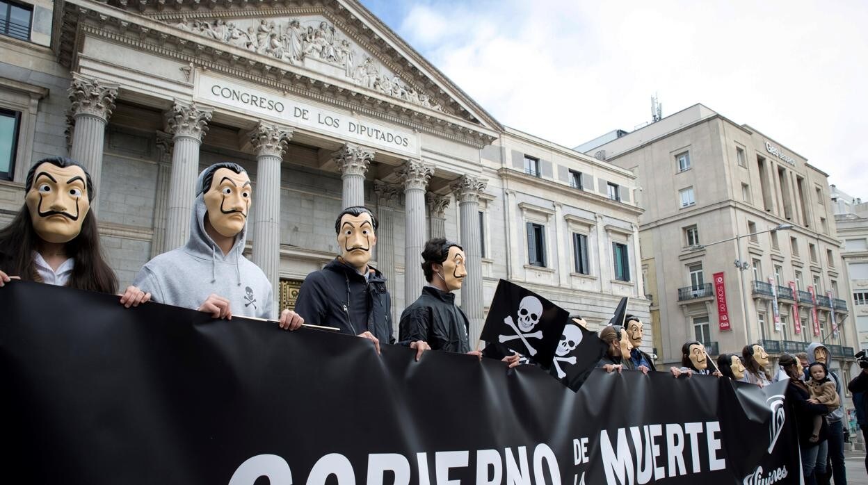 La Asociación Española de Abogados Cristianos participa en una concentración convocada a mediodía ante el Congreso en rechazo a la ley de la eutanasia