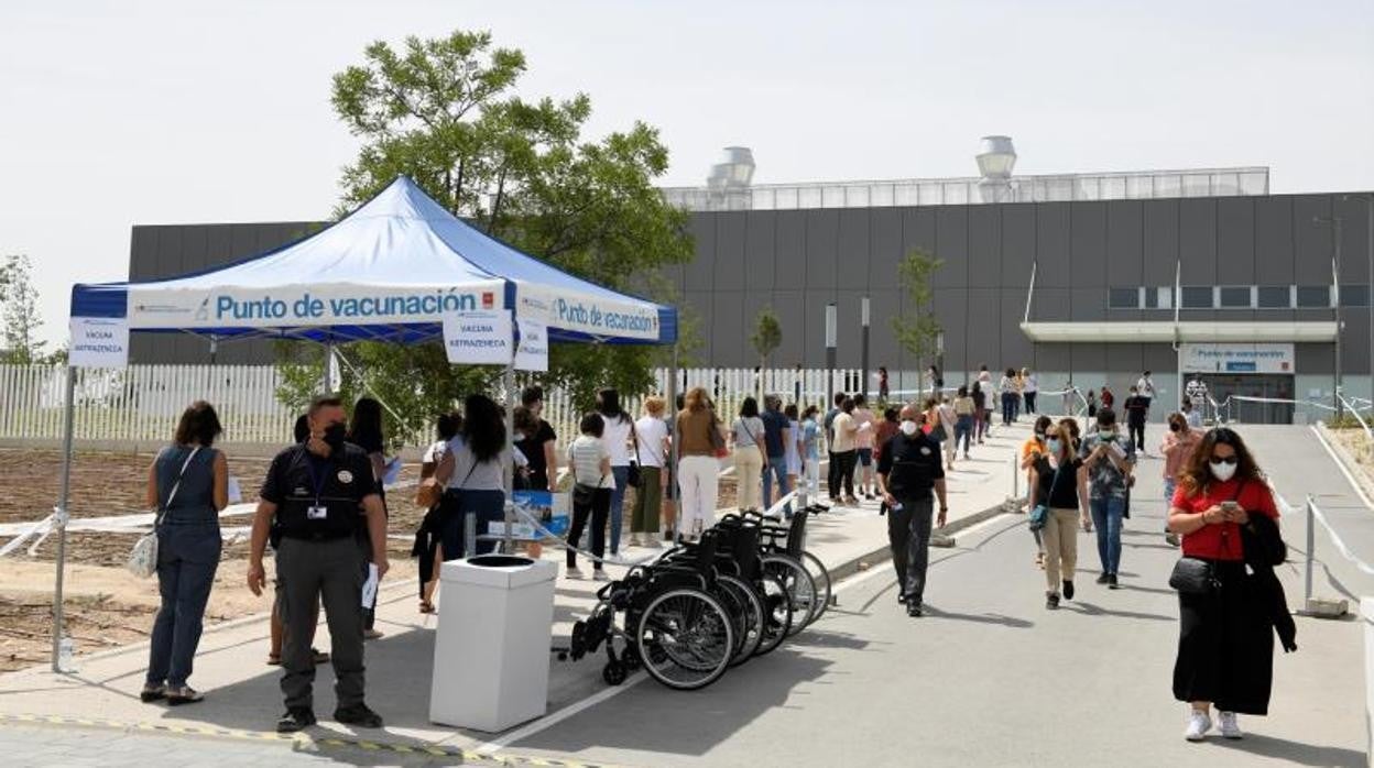 Cola formada a la entrada del Hospital Zendal de Madrid para recibir la vacuna