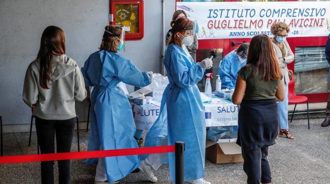 Test a la puerta de un instituto en Italia