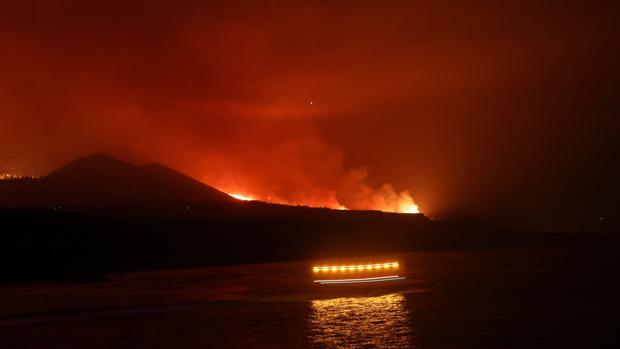 La erupción de La Palma en directo: La lava del volcán ya ha alcanzado el mar