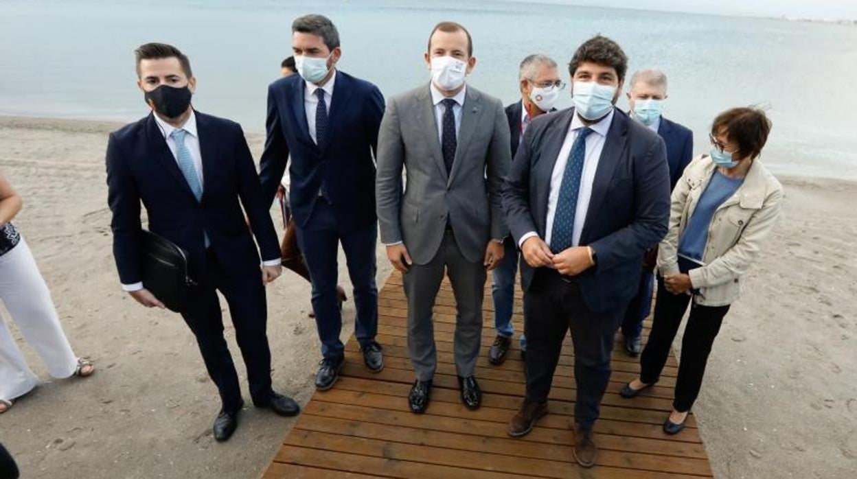 El comisario europeo con el presidente de la Región de Murcia y otras autoridades, en el Mar Menor