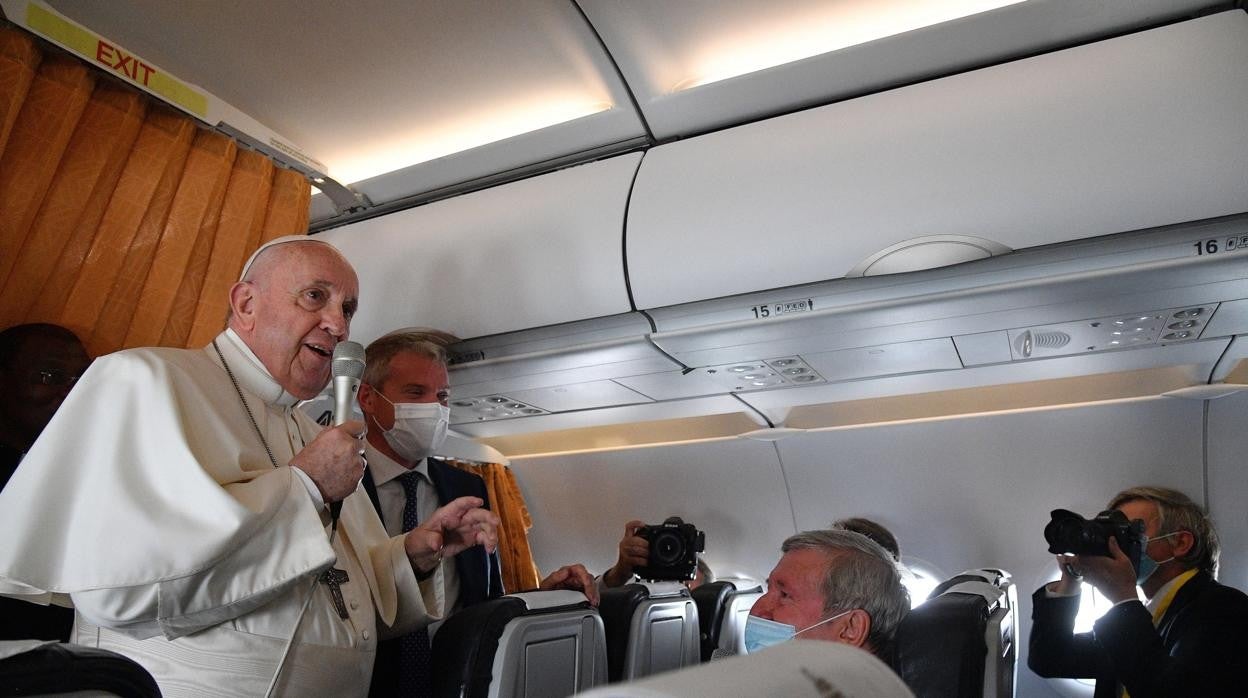 El Papa Francisco en el avión de vuelta de su viaje a Eslovaquia