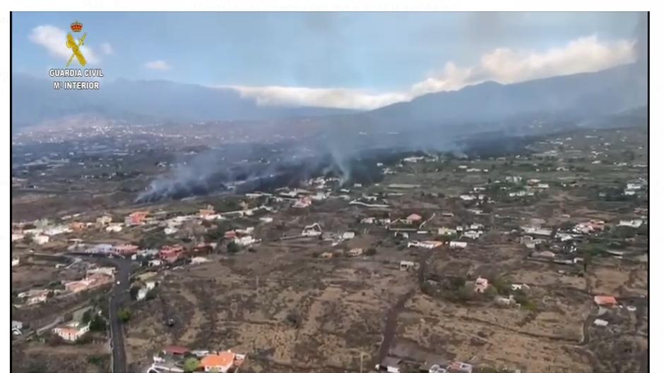 La Guardia Civil también se asombra desde el cielo de los estragos de la lava en La Palma