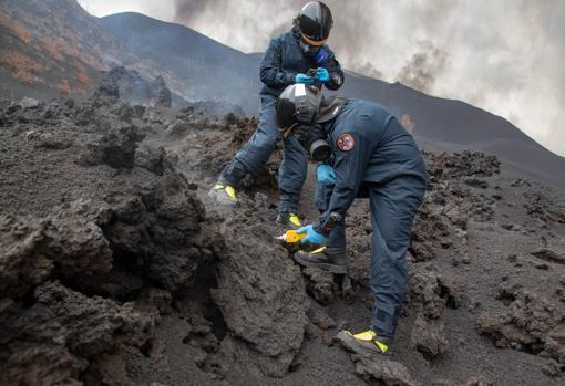 Dos militares del Gietma de la UME miden la toxicidad de los gases en la lava