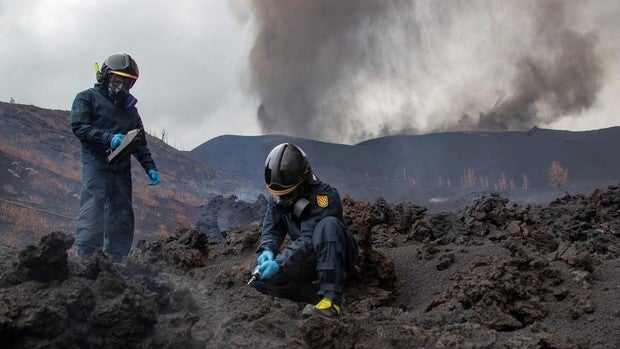 Vídeo: el Gietma de la UME mide los gases del volcán Cumbre Vieja