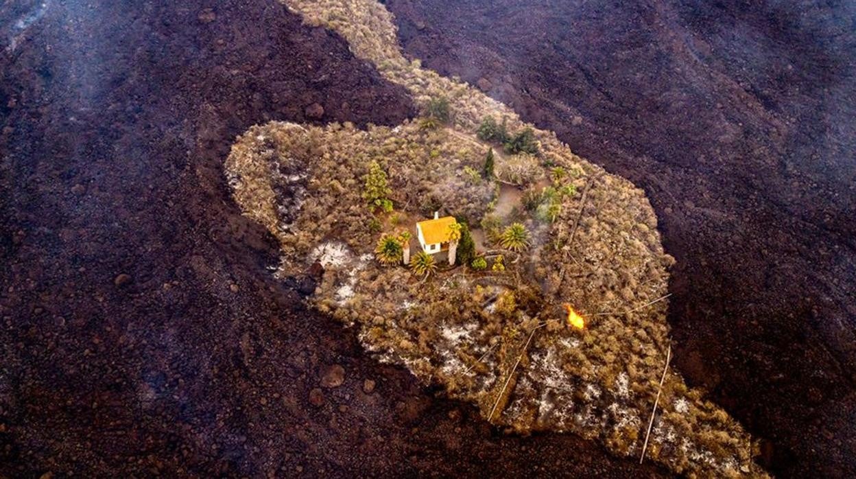 Imagen de 'La Casita' rodeada por la lava del volcán de Cumbre Vieja