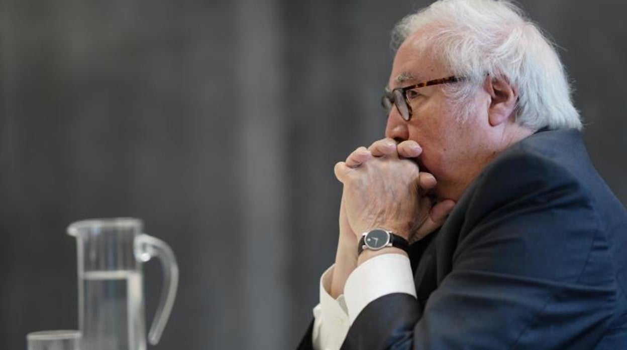 El ministro de Universidades, Manuel Castells, durante una entrevista con ABC