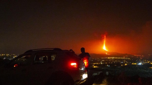 Ordenan el confinamiento de cuatro nuevas zonas en Tazacorte ante la posibilidad de que el «tobogán de lava» llegue al mar