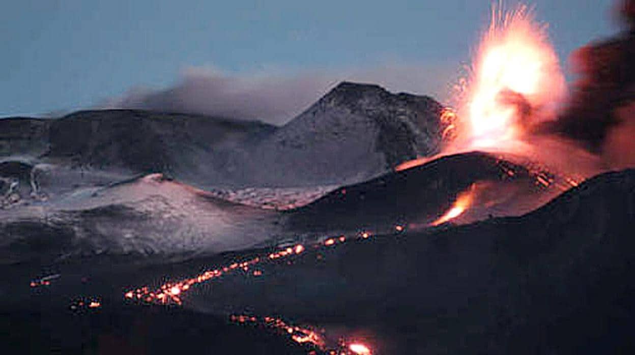 El Monte Etna en erupción