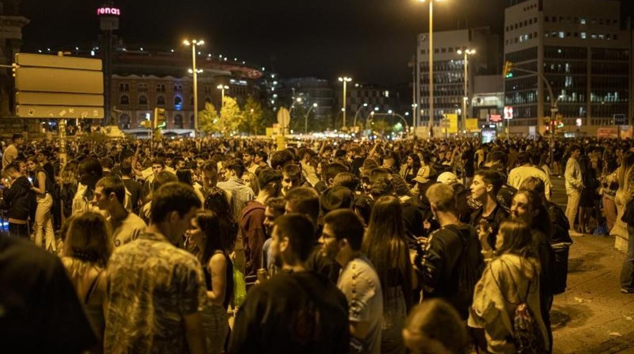 Grupos de personas se concentran en la vía pública durante el primer día de las fiestas de la Mercè