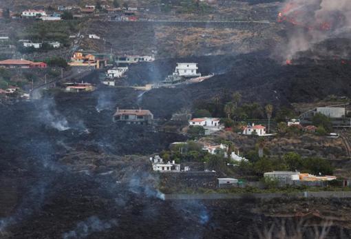 Una de las coladas de lava atraviesa varias viviendas en Todoque