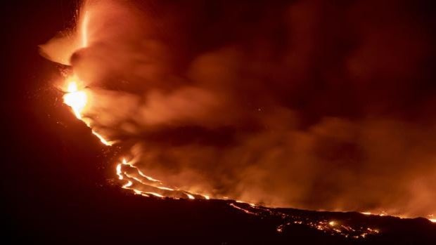 ¿Cuánto tarda la lava en enfriarse cuando llega al mar?