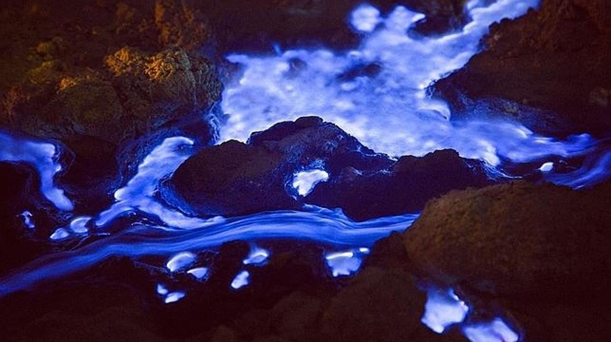 El volcán Kawah Ijen, que expulsa lava azul