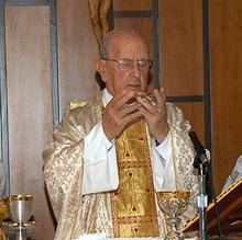 Marcial Maciel, fundador de los Legionarios de Cristo, celebrando una misa en Roma en 2005