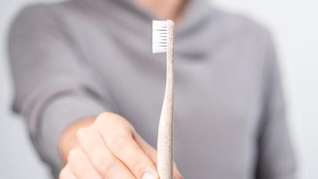 Los dentistas advierten del peligro para los dientes de utilizar la ceniza volcánica como dentífrico