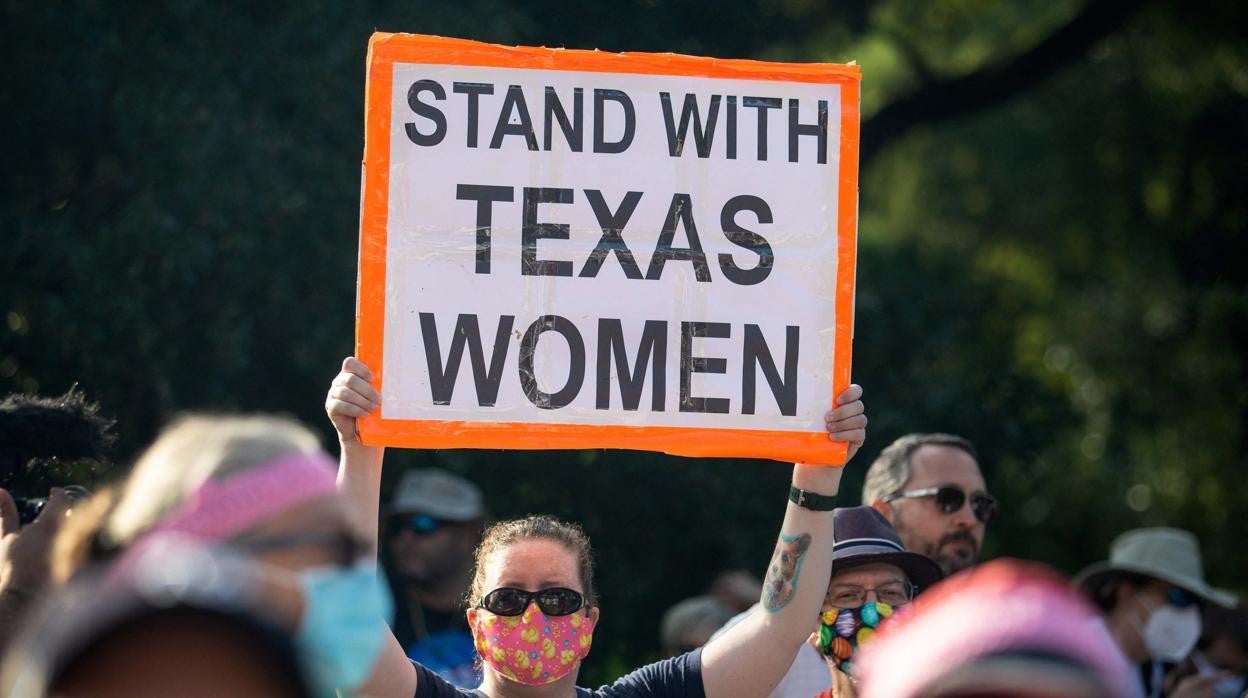 Un juez de EE.UU. veta temporalmente la ley que prohíbe la mayoría de abortos en Texas