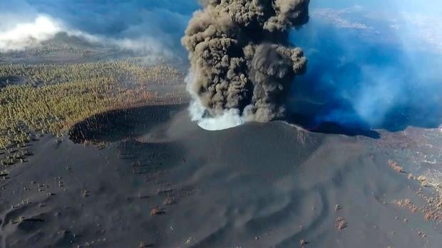 La lengua de lava del volcán de La Palma se divide y amenaza nuevas zonas en su camino al mar