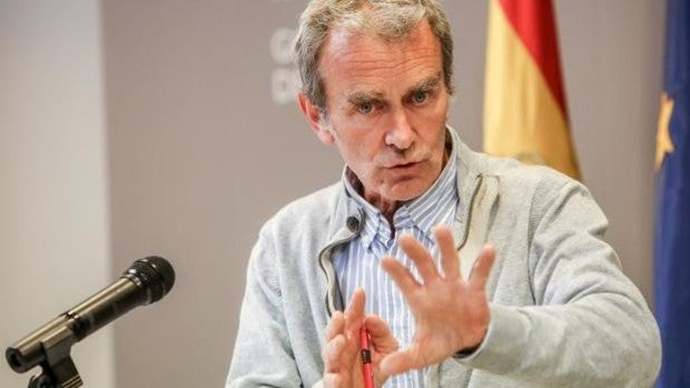 Fernando Simón cree que puede haber brotes, pero ve «realmente complicado que haya una sexta ola rápida»