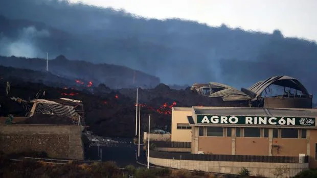 El volcán de La Palma obliga a la evacuación contra reloj de parte de un barrio