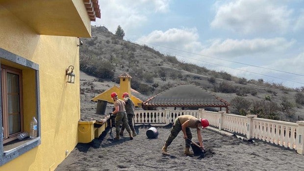 Cuarenta militares del Ejército de Tierra se suman a la retirada de cenizas de tejados y azoteas en La Palma